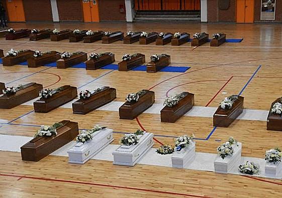 Los ataúdes de los inmigrantes que murieron el domingo al hundirse su embarcación frente a la región de Calabria