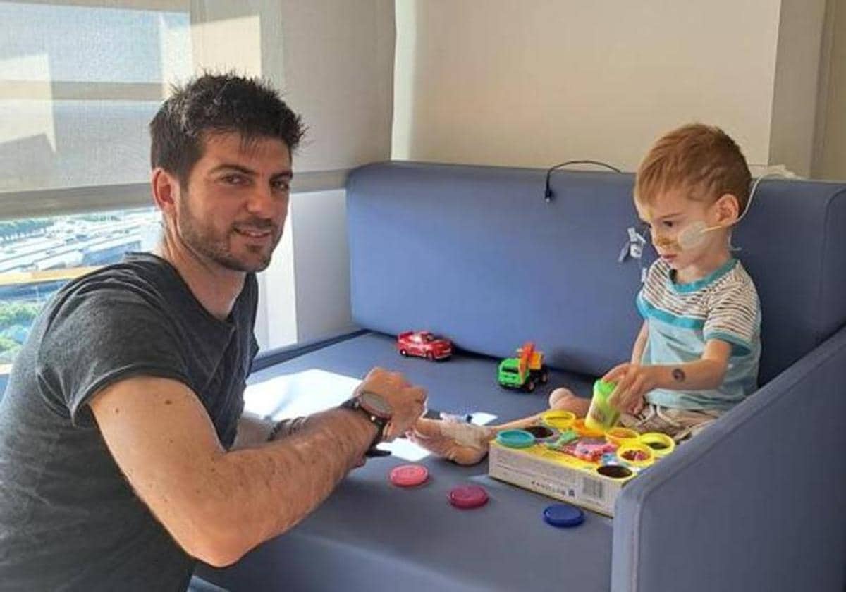 Óliver con su padre en el hospital de Barcelona el pasado mes de noviembre.