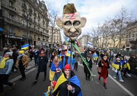 Una manifestación en París contra la invasión de Rusia en Ucrania.