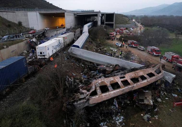 El accidente ferroviario con más de 40 muertos le cuesta el cargo al ministro de Transportes griego