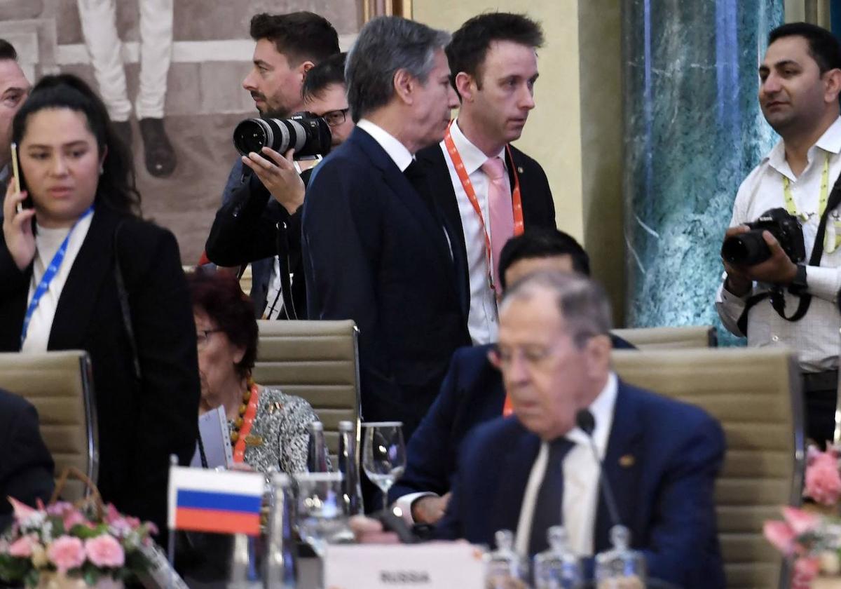 Lavrov, en primer plano, y Blinken, al fondo, han participado en la reunión del G20 en India.