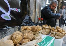 Un vendedor de trufas espera a los clientes en su puesto al costado de la carretera en Damasco