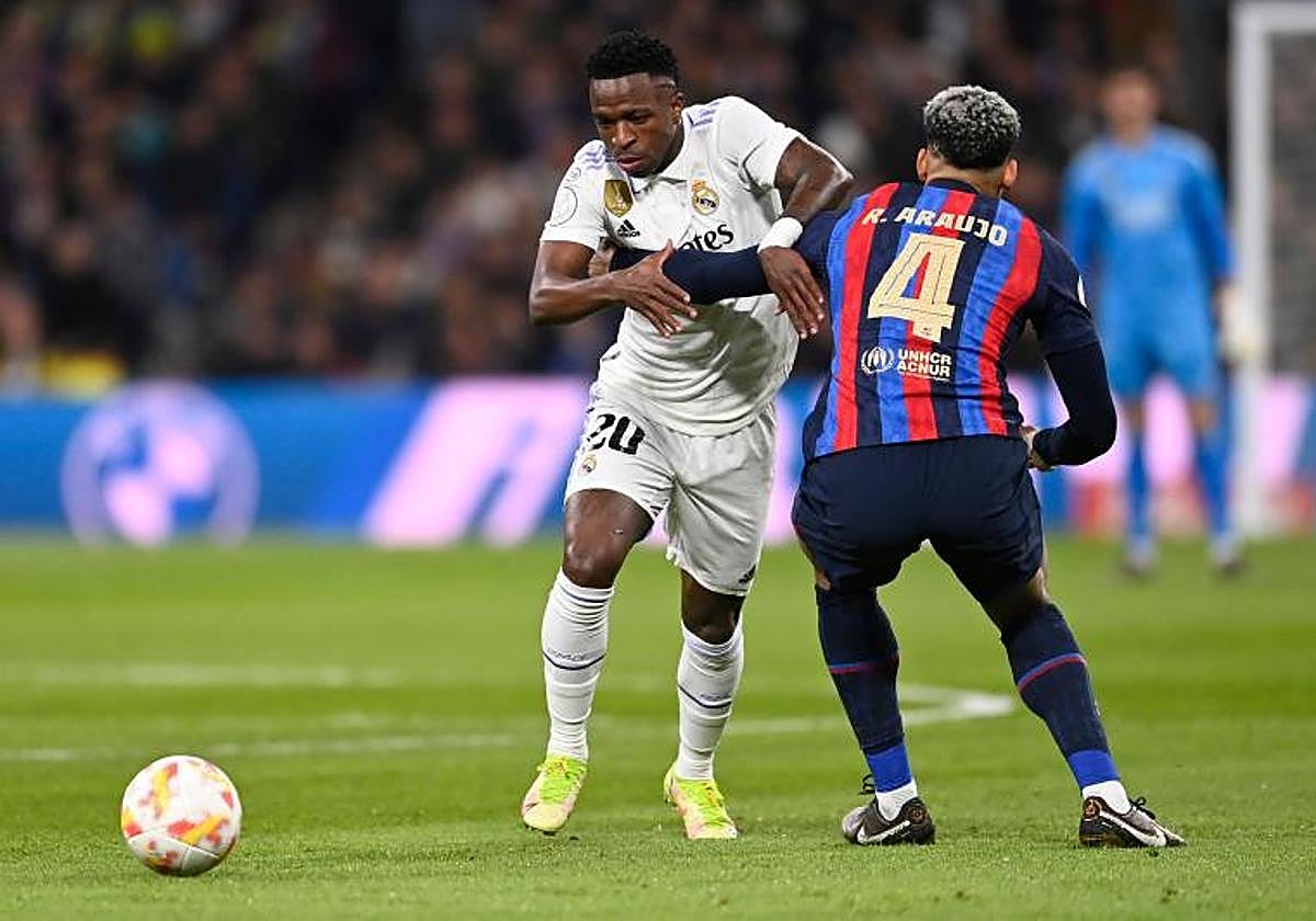 Ronald Araujo frena a Vinicius en el clásico copero del Bernabéu.