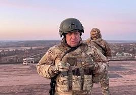 Prigozhin, fundador del grupo de mercenarios Wagner, difundió un vídeo supuestamente filmado en las calles de Bajmut.