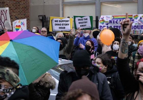 Una protesta en apoyo de Drag Story Hour en Nueva York