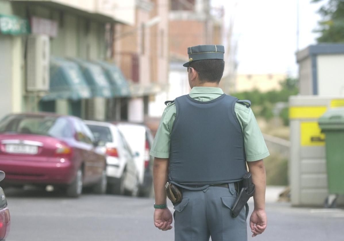 Un guardia civil, durante un operativo en Picassent.