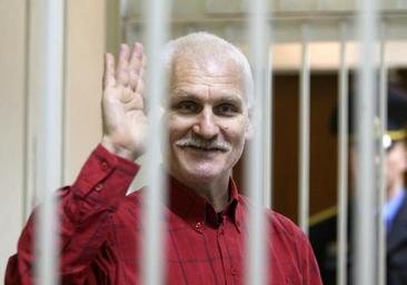 Bielorrusia condena a 10 años de cárcel al Nobel de la Paz Ales Bialiatski