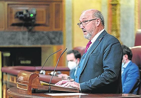 El hoy exdiputado del PSOE, Juan Bernardo Fuentes, interviene en una sesión plenaria extraordinaria en el Congreso de los Diputados.