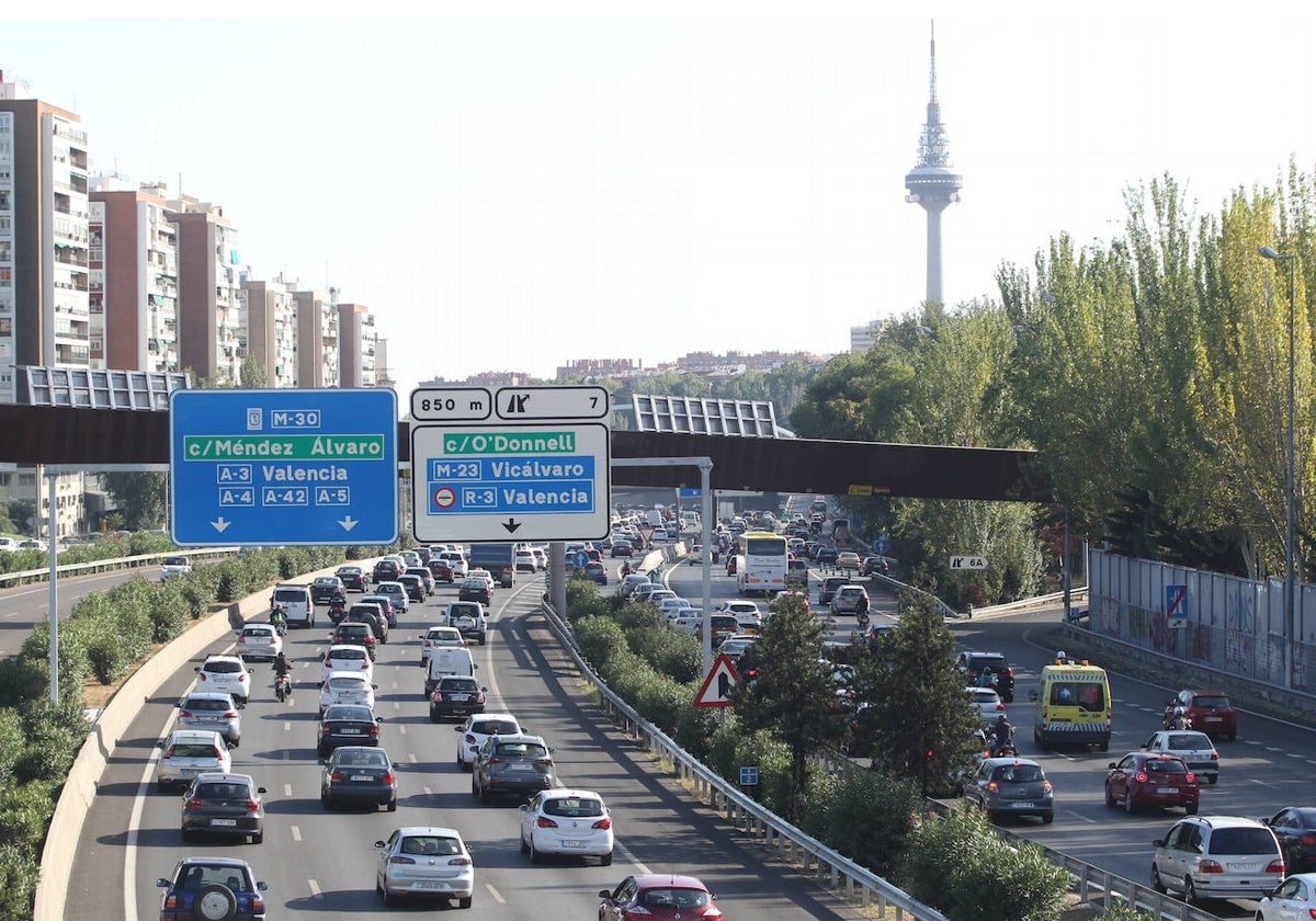 Varios vehículos circulando por la M-30 de Madrid