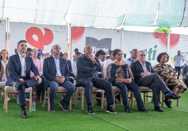 El director de Internacional de Pascual, Tomás Meléndez, y el CEO de Refriango, Diogo Caldás, junto a autoridades angoleñas en la presentación del proyecto en la fábrica de Refriango en Luanda.