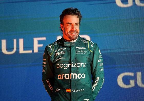 Fernando Alonso, exultante en el podio del GP de Baréin.