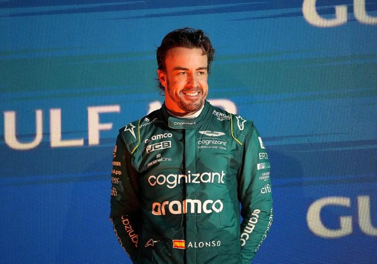 Fernando Alonso, exultante en el podio del GP de Baréin.