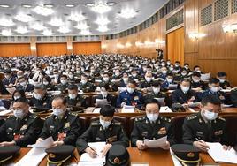 Militares que forman parte de la Asamblea Nacional Popular china, en un momento de la sesión parlamentaria.