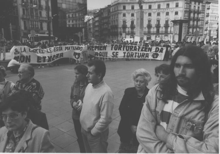 Manifestantes radicales se concentran contra los pacifistas.