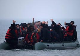 Un grupo de migrantes llega en bote al Reino Unido a través del Canal de la Mancha.