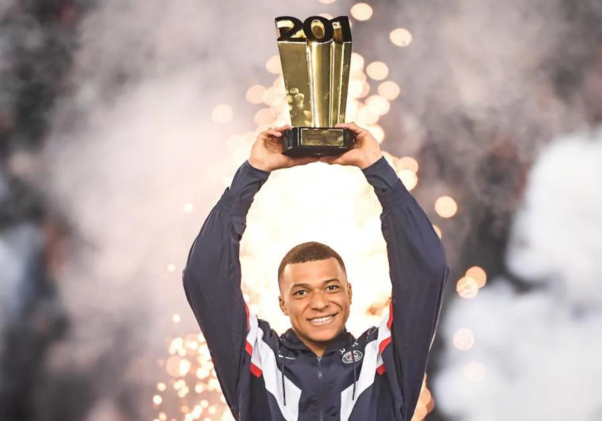 Kylian Mbappé levanta el trofeo conmemorativo por su récord goleador en el PSG.