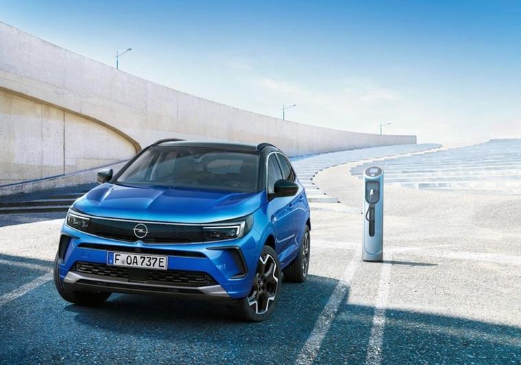 Opel sale al encuentro de los conductores para ofrecer soluciones a las ZBE