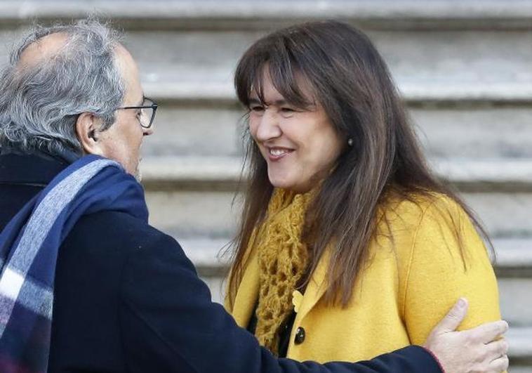 La presidenta suspendida del Parlament, Laura Borràs, saluda al expresidente de la Generalitat Quim Torra.