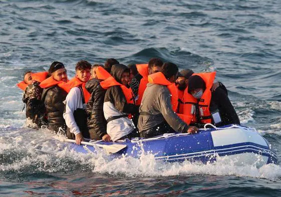 Un grupo de inmigrantes ilegales llega a la costa de Dóver en una embarcación neumática.
