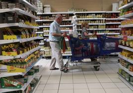 Francia pacta topar algunos alimentos y Planas invita a los supermercados a imitar la medida