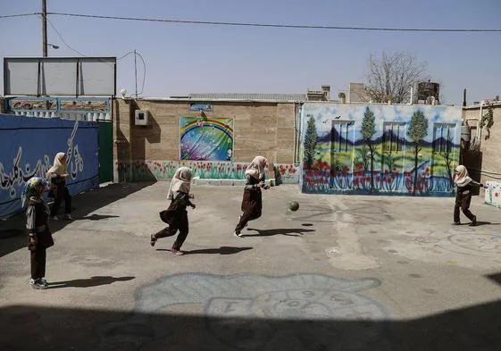 Varias niñas juegan en una escuela de Teherán.