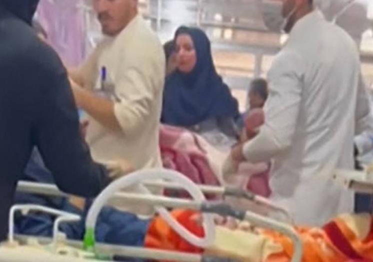 Personal médico atiende a niñas envenenadas en la ciudad iraní de Abadan.