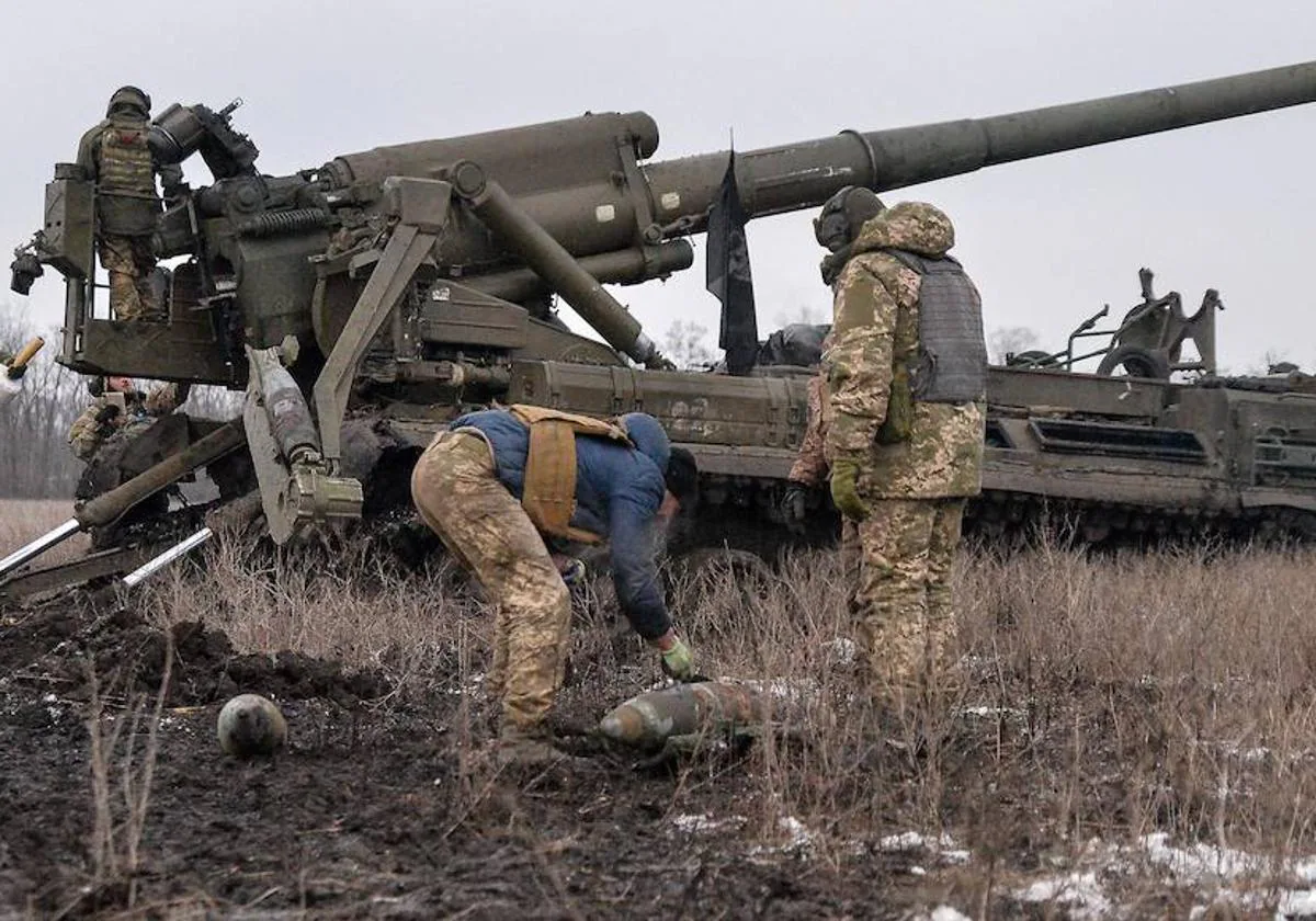 Militares ucranianos disparan en direción a Bajmut.
