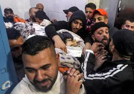 El cuerpo de uno de los palestinos muertos en la operación israelí es trasladado a una morgue en el campo de Yenín.