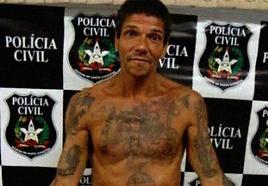 Pedrinho Matador, en una imagen antigua que circula en las redes sociales sobre una.de sus detenciones.