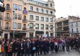 Concentración en repulsa por la agresión sexual de la menor en la plaza del Ayuntamiento de Badalona.