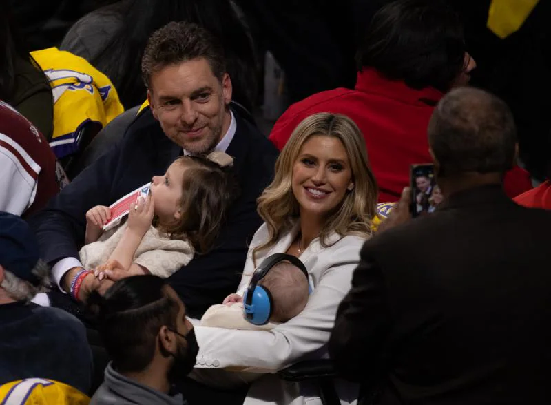 Pau Gasol posa junto a su mujer, Catherine McDonnell, y sus hijos, Elisabet Gianna, de 2 años, y el pequeño Max