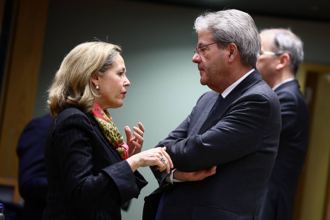 El comisario de Economía Paolo Gentiloni charla con la vicepresidenta primera Nadia Calviño.