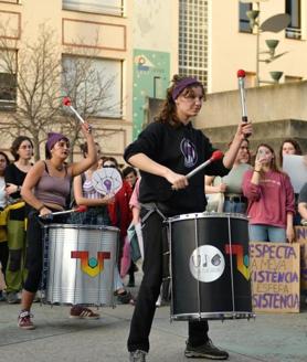 Imagen secundaria 2 - Una oleada morada recorre las calles y plazas de España