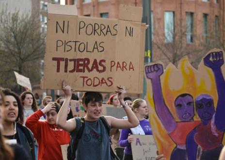 Imagen secundaria 1 - Una oleada morada recorre las calles y plazas de España