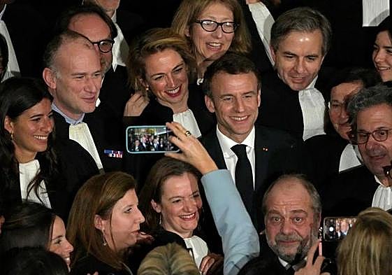 Emmanuel Macron durante el homenaje a la abogada Gisèle Halimi, icono de la lucha por el aborto.