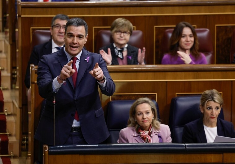 Sánchez responde a la portavoz del PP, Cuca Gamarra, durante la sesión de control al Gobierno de este martes en el Congreso