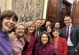 El presidente del Gobierno, Pedro Sáchez, posa con sus ministras y ministros ayer en el Congreso para reivindicar el 8M