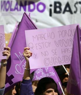 Imagen secundaria 2 - Una oleada morada recorre las calles y plazas de España