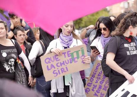 Imagen secundaria 1 - Una oleada morada recorre las calles y plazas de España