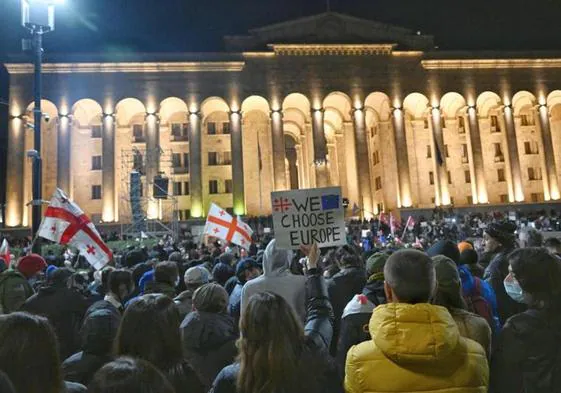 Pese a la retirada del controvertido proyecto de ley, miles de manifestantes se congregaron de nuevo este jueves frente al Parlamento georgiano.
