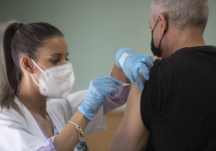 Vacunación contra la gripe y la covid en Andalucía.