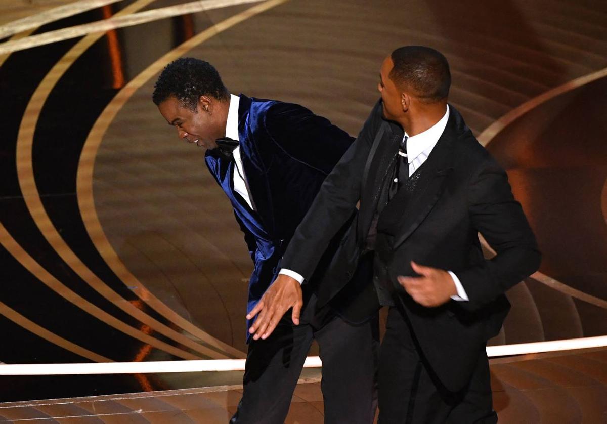 Will Smith abofetea a Chris Rock en la gala de los Oscar del año pasado.