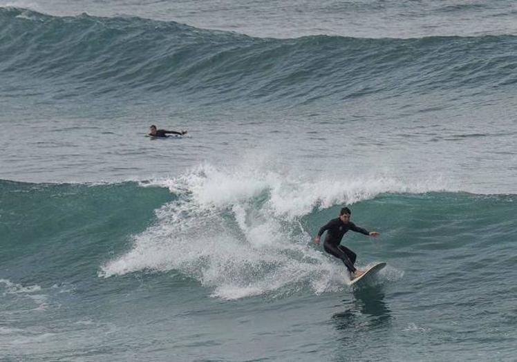 Surf en la playa de La Zurriola.