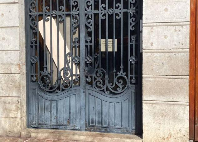 El cristal roto por la explosión de la carcasa