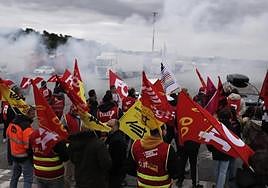Sindicalistas bloquean una carretera en la localidad de Le Boulou, en el sur de Francia, en protestas por la reforma de las pensiones.