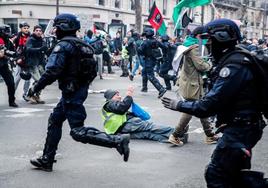 Un manifestante yace en el suelo tras caer durante los incidentes registrados entre radicales y policías en la marcha de París.