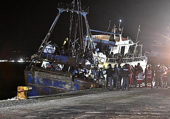 Un barco con 500 migrantes rescatados, a su llegada este sábado al puerto de Crotona.