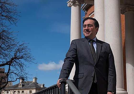 José Manuel Albares posa en la escalinata del Ministerio de Asuntos Exteriores antes de la entrevista.