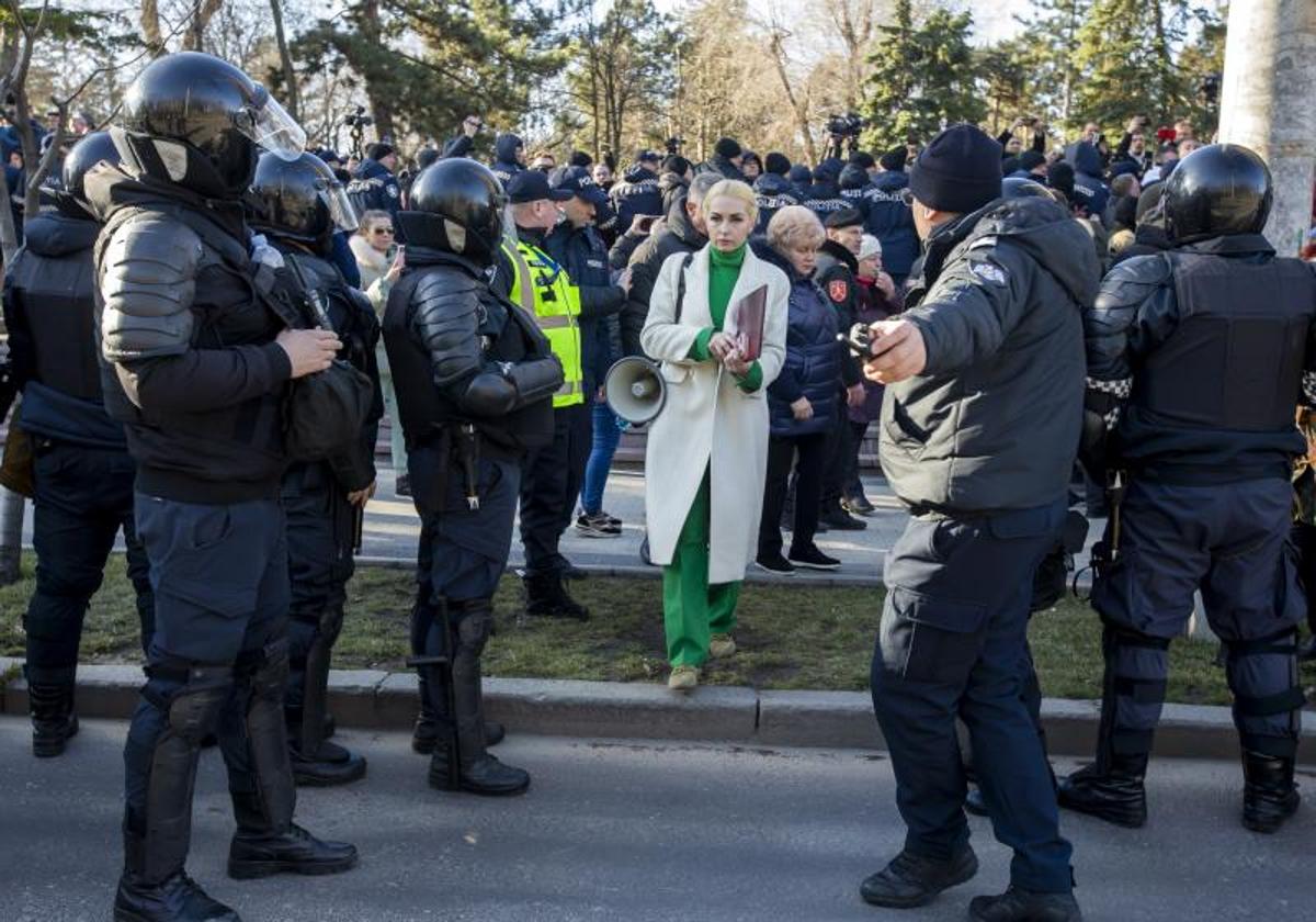 Marina Tauber, diputada del partido prorruso Shor, camina entre agentes de policía, durante las manifestaciones.