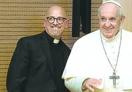 José Luis Narvaja posa con el Papa, su tío, tras una conferencia en Roma.